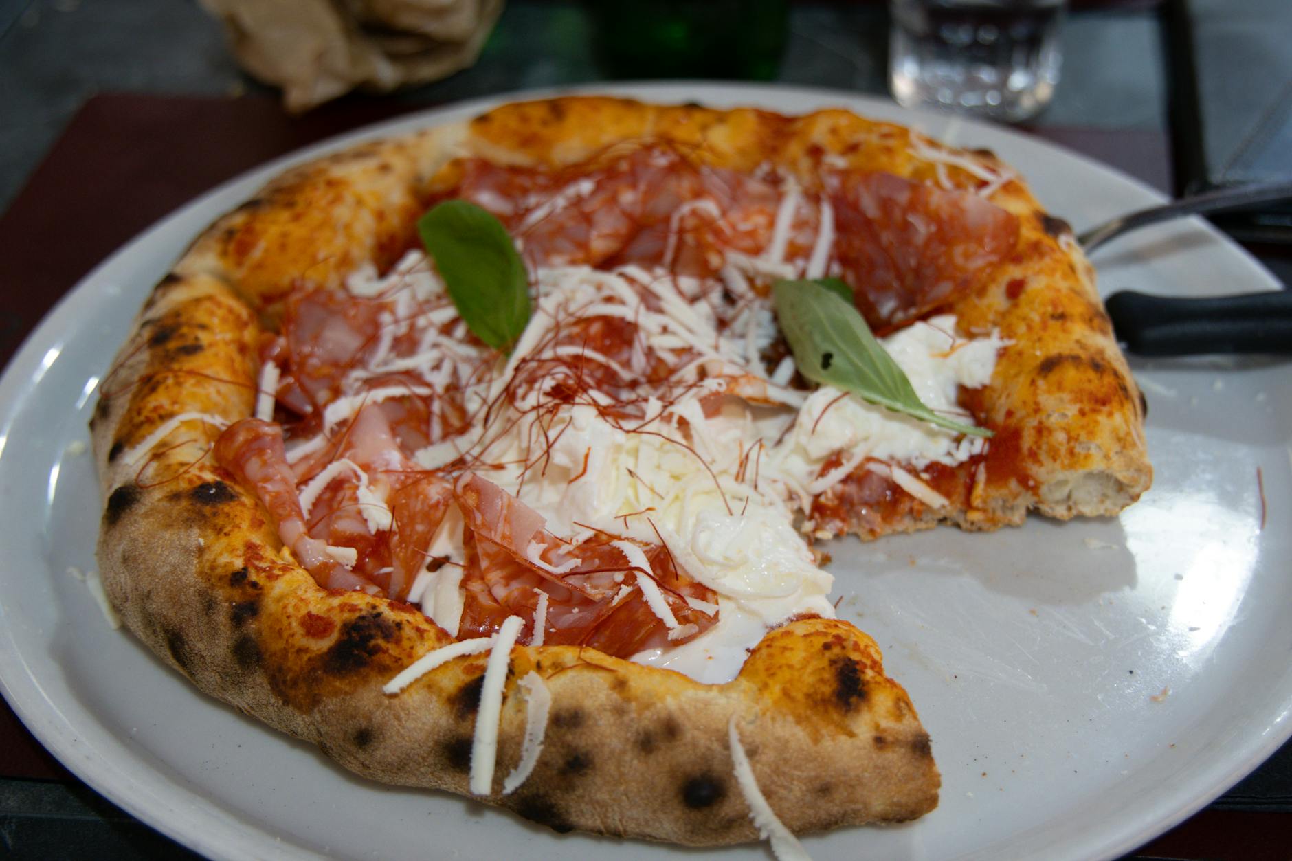 Holzofen-Pizza — knusprig aus dem Feuer